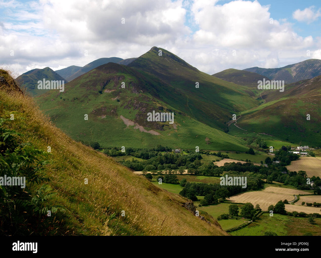 Blick auf den Bergrücken von Causey Pike zu rowling Ende, vom nördlichen Ende des Cat Glocken gesehen fiel, den Lake District, Cumbria, Großbritannien Stockfoto