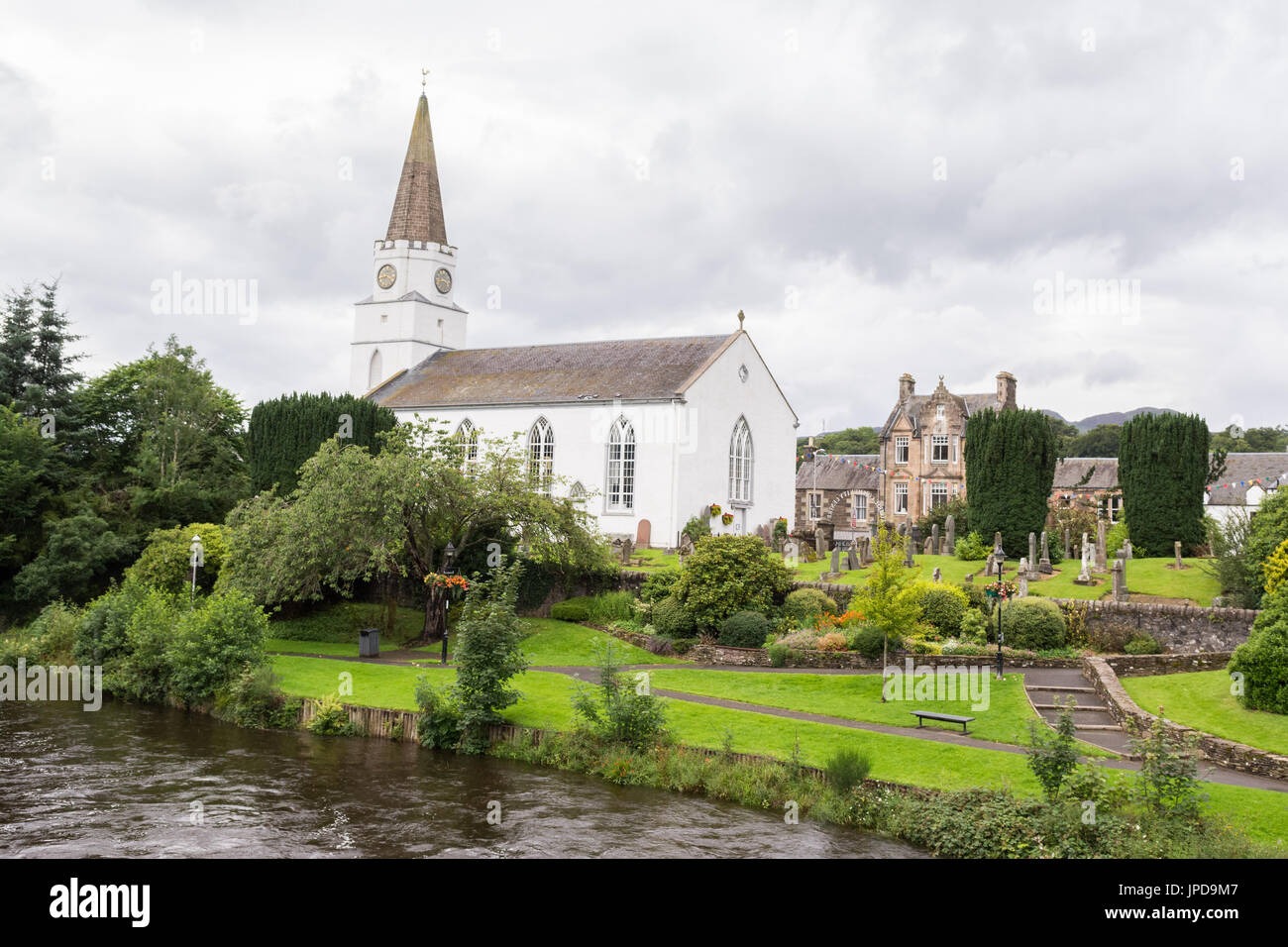 Comrie weiße Kirche Gemeindezentrum am Ufer des Flusses zu verdienen, Comrie, Schottland, Großbritannien Stockfoto