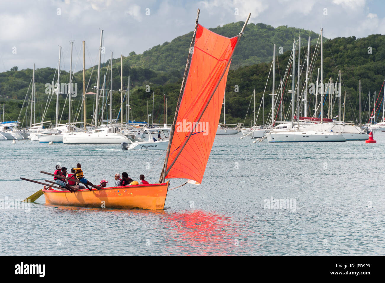 Rot Yole Boot in der Bucht von Le Marin, Martinique, Karibik (Juli 2017) Stockfoto