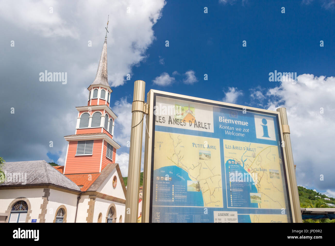 Petite Anse d'Arlet Dorf, mit Saint-Henri Church und Schwarzes Brett Stockfoto