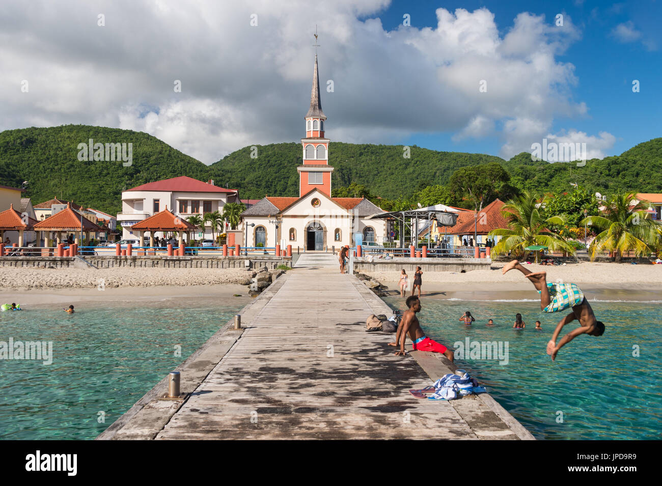 Petite Anse d'Arlet Dorf, mit Saint Henri Kirche und Steg, in Martinique Stockfoto