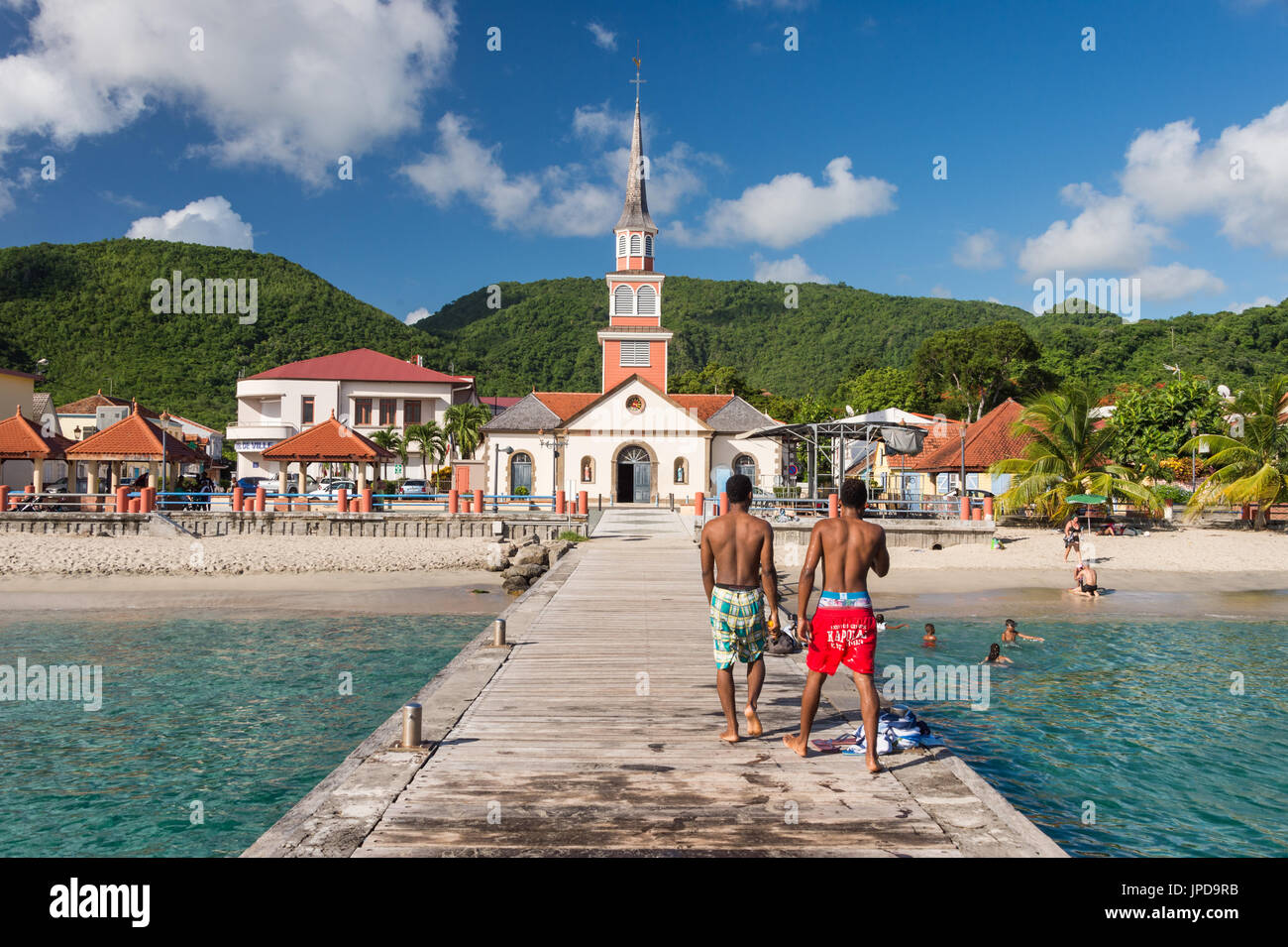 Petite Anse d'Arlet Dorf, mit Saint Henri Kirche und Steg, in Martinique Stockfoto