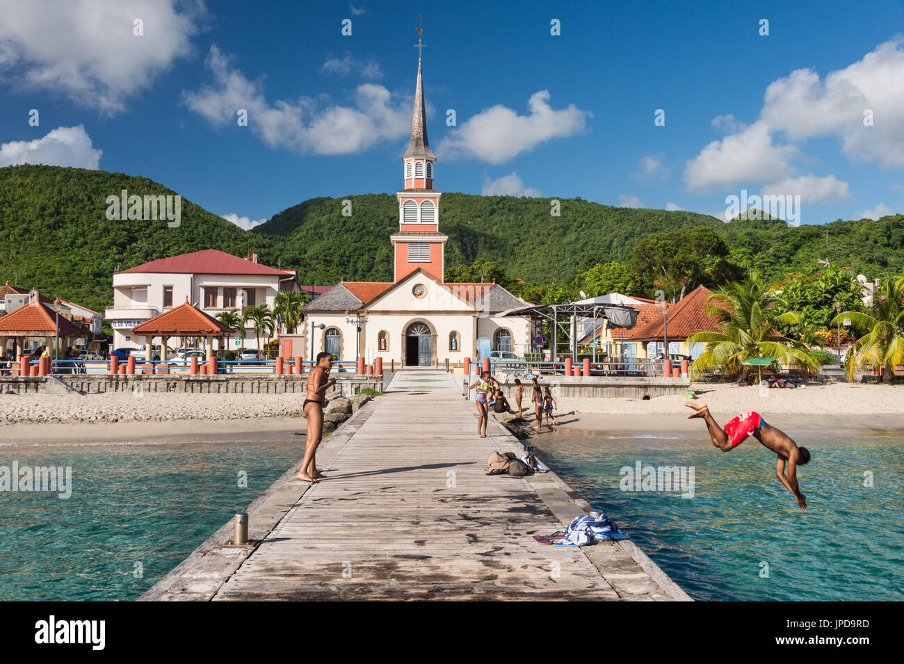Petite Anse d'Arlet Dorf, mit Saint Henri Kirche und Steg, in Martinique Stockfoto