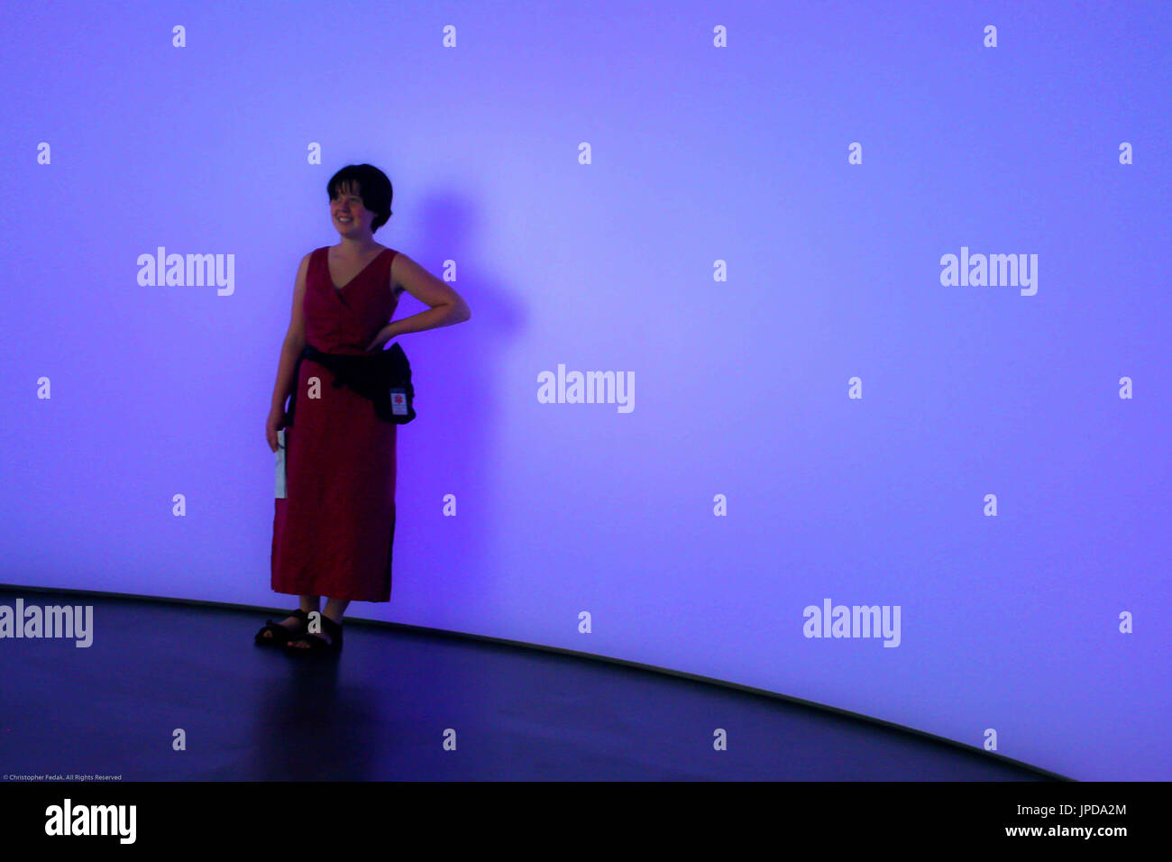 Mädchen in einem leuchtenden blauen Zimmer Stockfoto