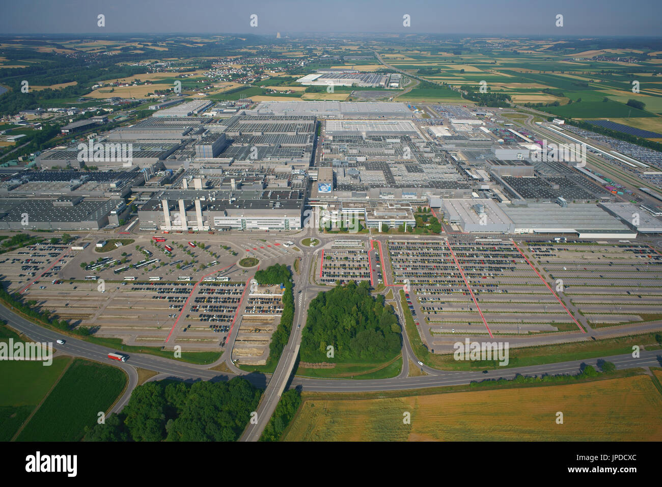 LUFTAUFNAHME. Mega-Fabrik mit einer jährlichen Produktion von 340.000 Autos (im Jahr 2015). BMW Group Werk Dingolfing, Bayern, Deutschland. Stockfoto