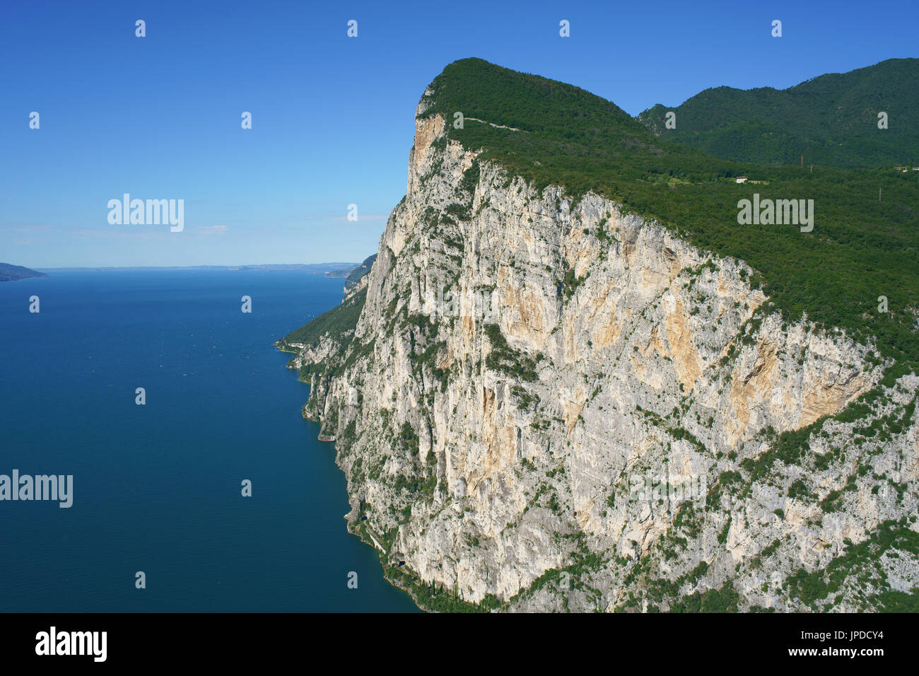 LUFTAUFNAHME. Monte Castello (779m m ü.d.M.) mit seinem großzügigen Höhenunterschied über den Gardasee (65m m ü.d.M.). Tignale, Provinz Brescia, Lombardei, Italien. Stockfoto