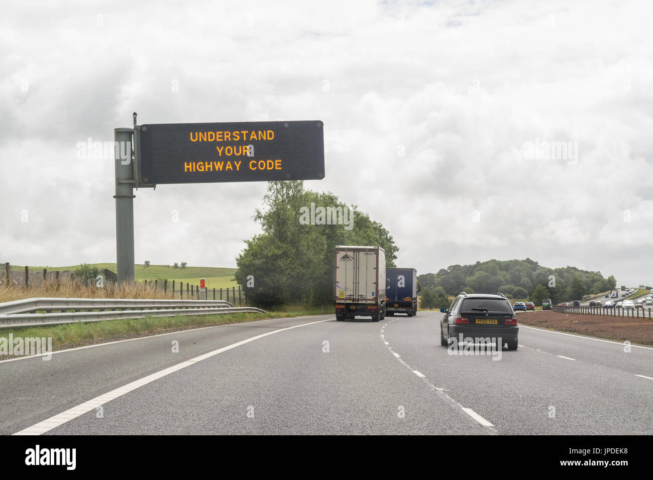 Verstehen Sie, dass Großbritannien Autobahn Ihre Straßenverkehrsordnung Zeichen an Overhead Portal anmelden Stockfoto