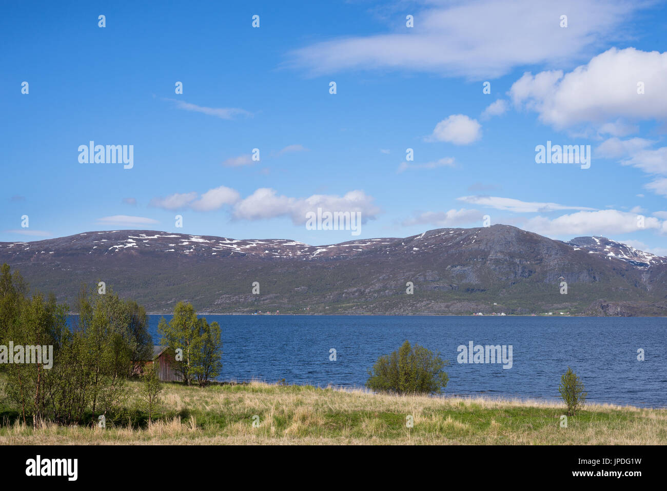 Sommer Tag Berge Schnee Küste Küste Norwegen Stockfoto