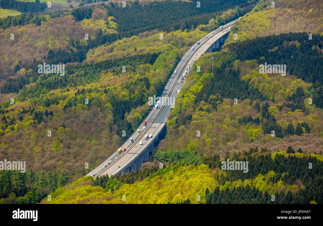 Autobahn A44 in der Nähe von Marsberg, dem Straßenverlauf durch den Wald, Altenau Brücke, Altenau Tal, Marsberg, Sauerland Stockfoto