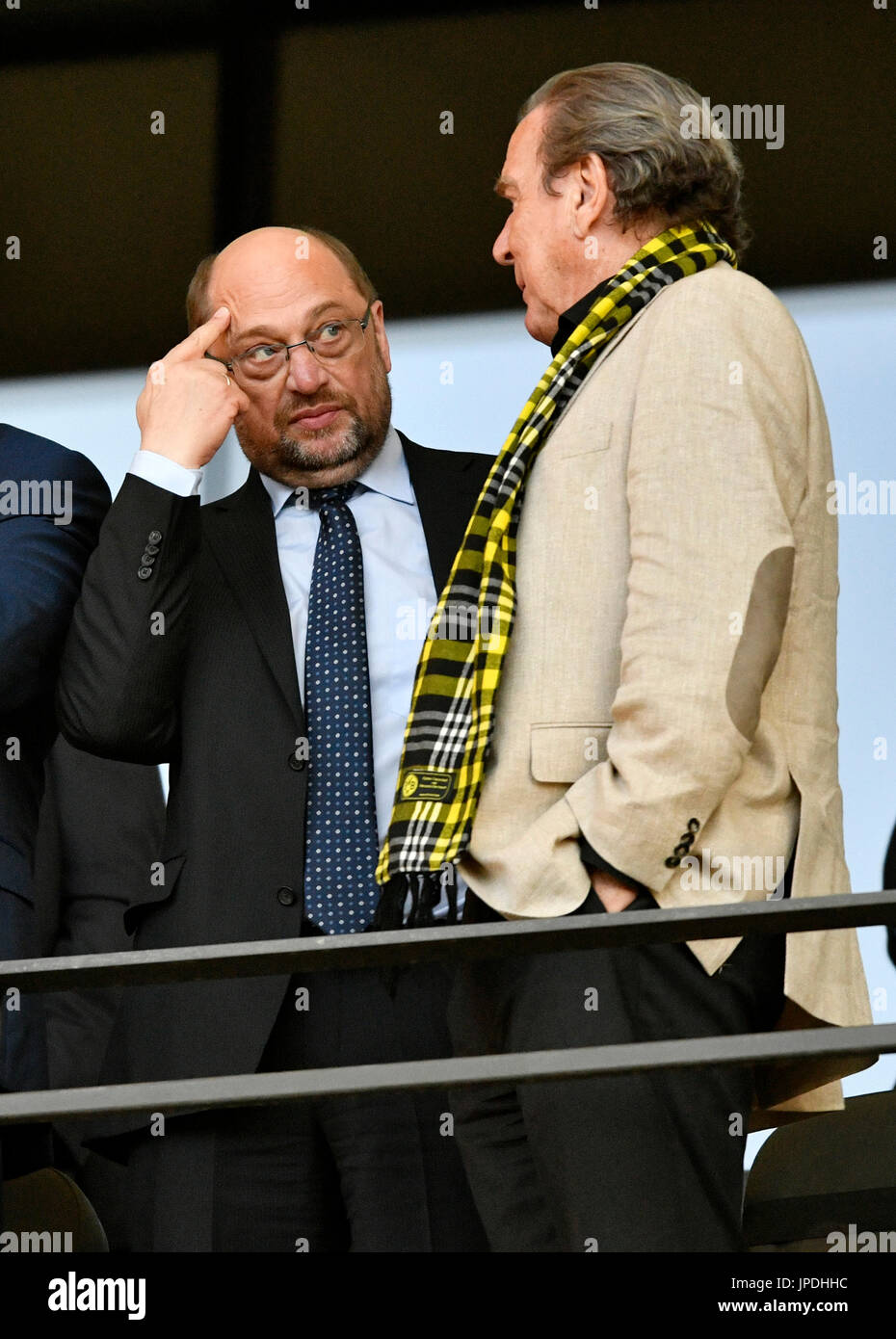 VIP-Tribüne, Kandidat der SPD für die Kanzlerschaft Martin Schulz und ehemalige Bundesrepublik Bundeskanzler Gerhard Schröder, Geste Schulz Stockfoto