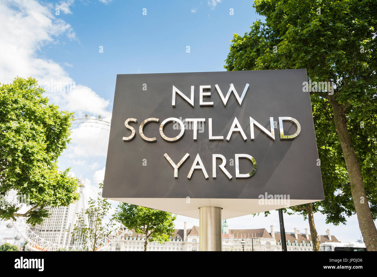 Drehende Zeichen außerhalb New Scotland Yard am Victoria Embankment, London, UK Stockfoto