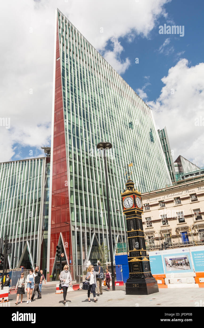 Die Nova Karbunkel und wenig Ben, eine Gusseiserne 30 Fuß Nachbau des Londoner Big Ben, Victoria, London, Großbritannien Stockfoto