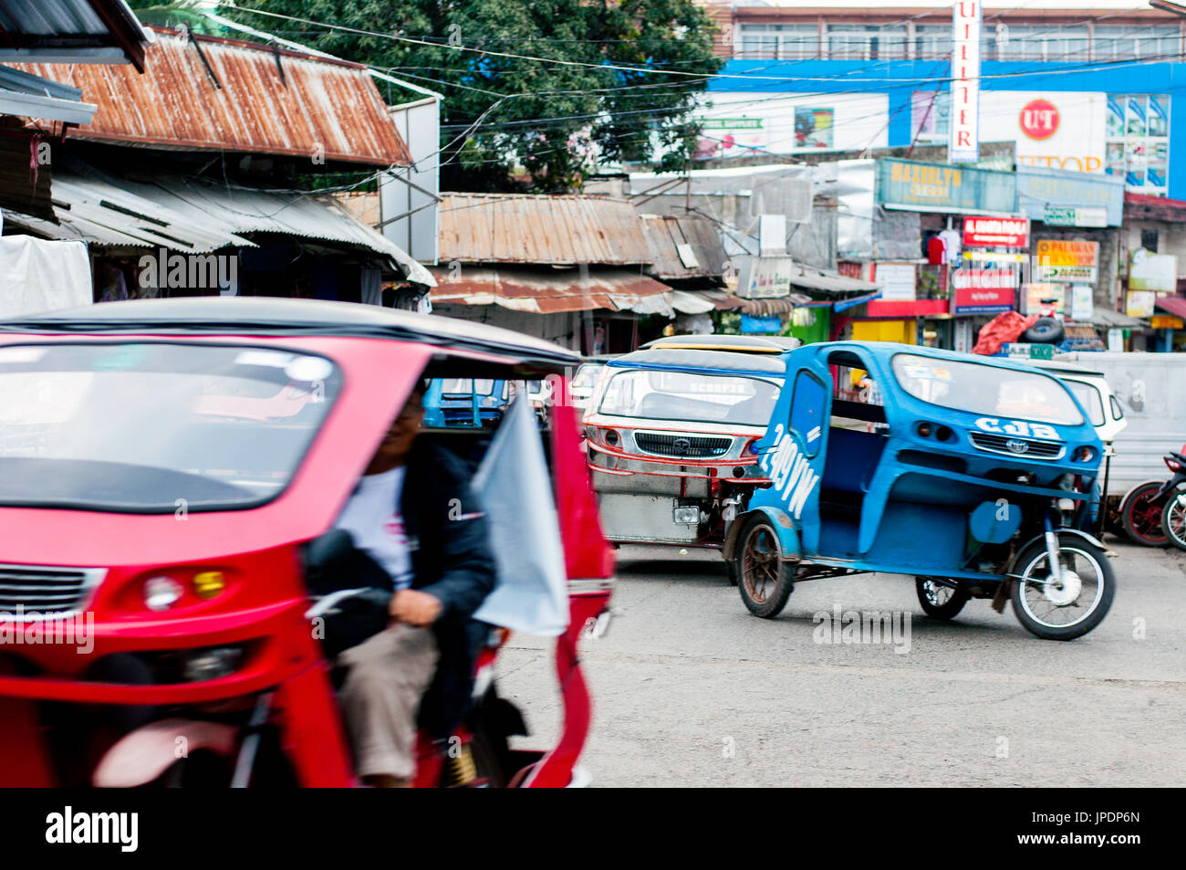 Straßenszene mit Dreirad-taxis in der Nähe von Markt, Puerto Princesa, Palawan, Philippinen Stockfoto