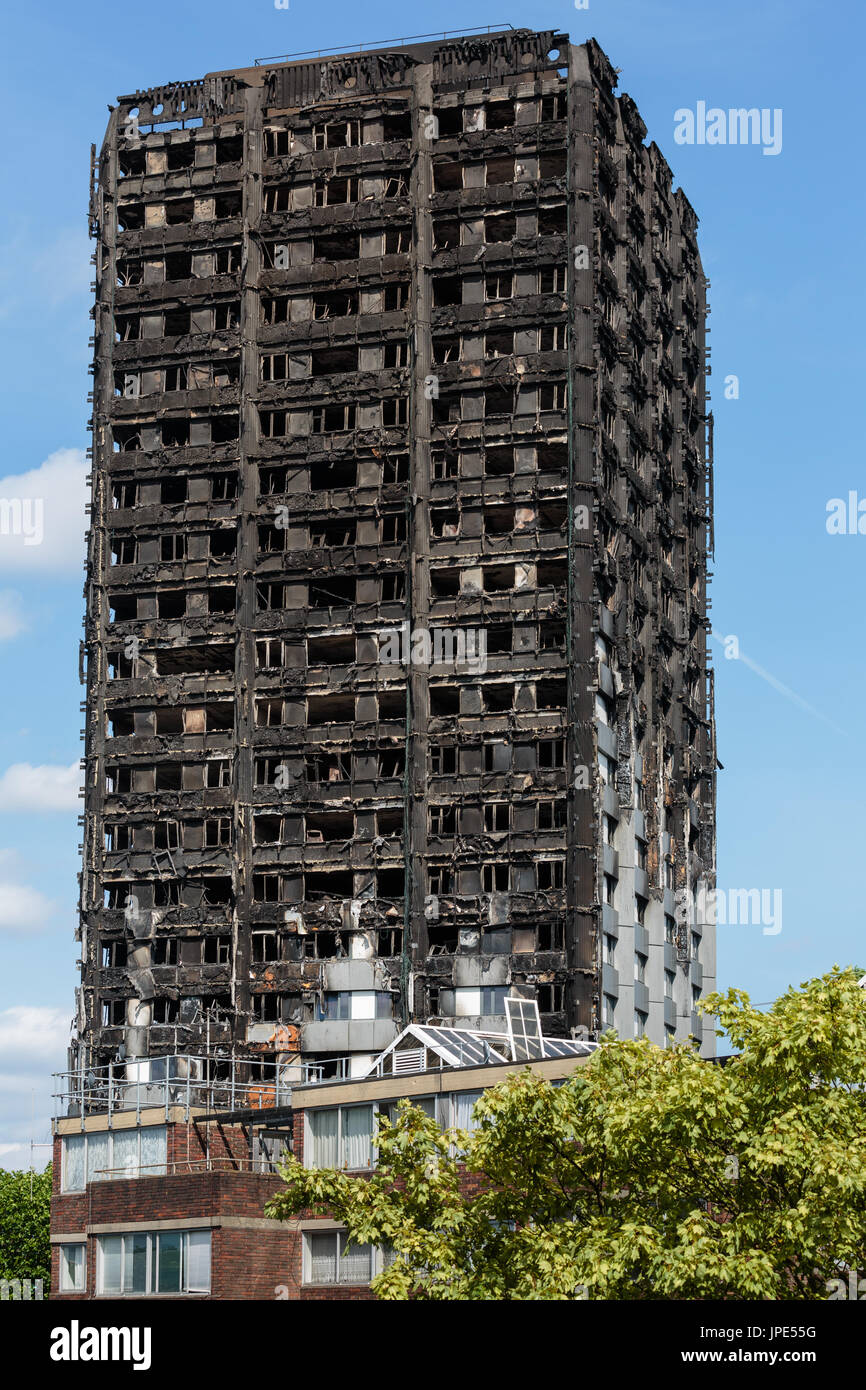 Die verkohlten Überreste von grenfell Tower, ein Wohnturm Block in London. Mindestens 80 Menschen starben nach einem schrecklichen Brand am 14. Juni 2017. Stockfoto