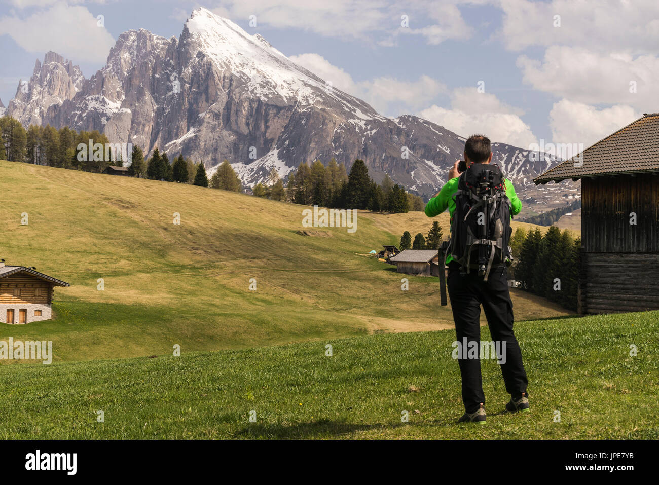 Seiser Alm, Dolomiten, Südtirol, Italien. Wanderer nehmen Sie ein Bild mit dem Langkofel und Plattkofel/Plattkofel im Hintergrund Stockfoto
