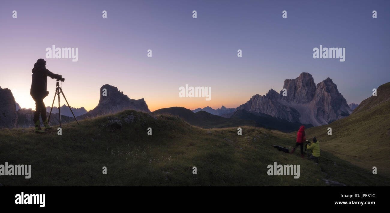 Mondeval, Dolomiten, Cortina d ' Ampezzo, Veneto, Belluno, Italien. Eine Gruppe von Menschen, die einige Fotos Stockfoto