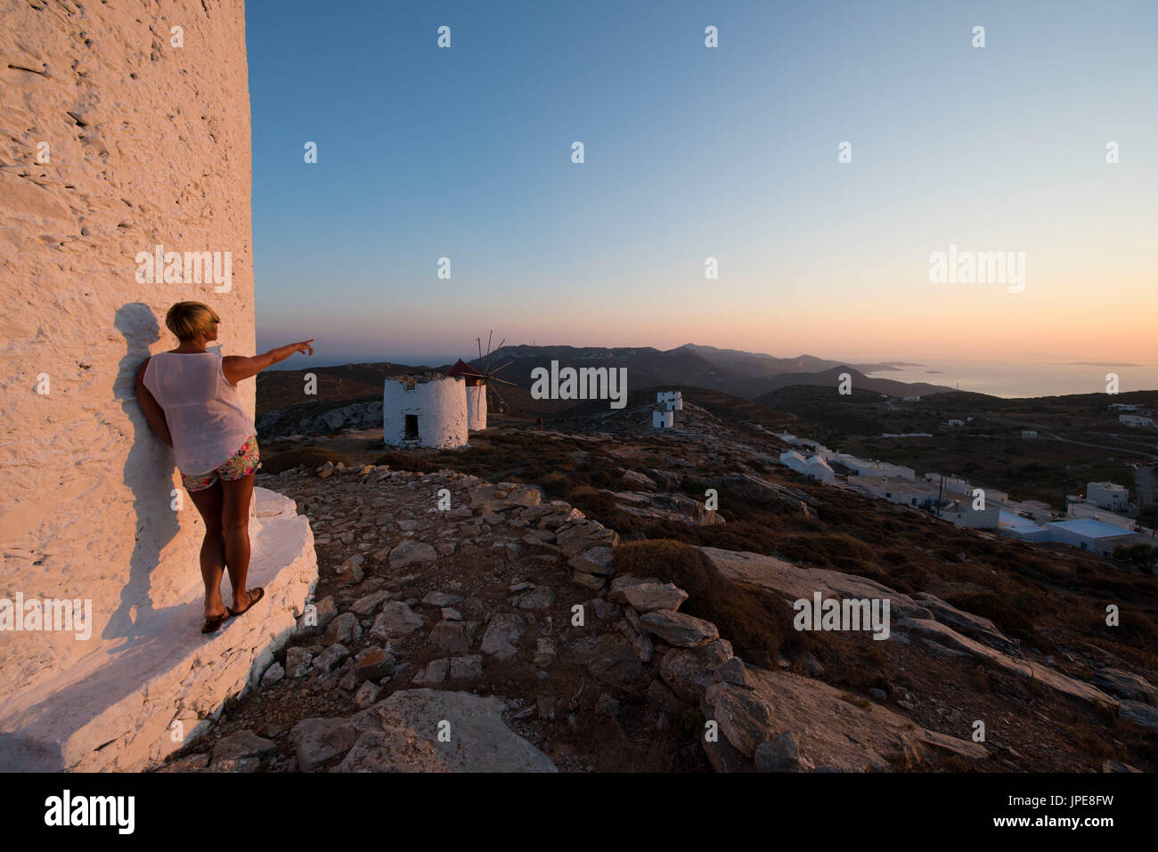 Amorgos Insel, Kykladen, Griechenland, Europa. In der Nähe von Chora gibt es eine Menge von alten Windmühlen, hier bei Sonnenuntergang. Stockfoto
