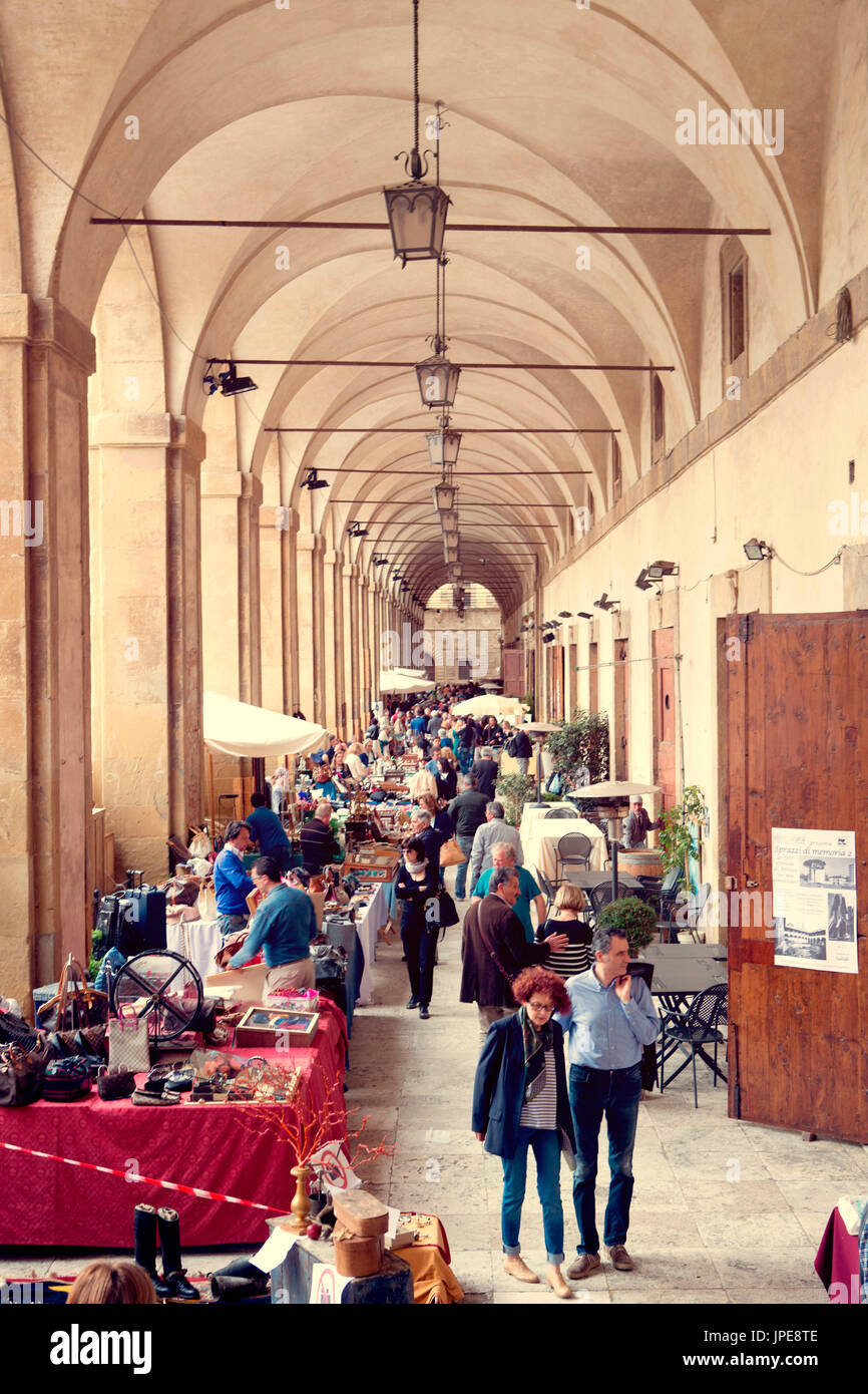 Europa, Italien, Toskana, Arezzo. Säulenhalle des großen Platzes von Arezzo während der Antiquitätenmarkt. Stockfoto