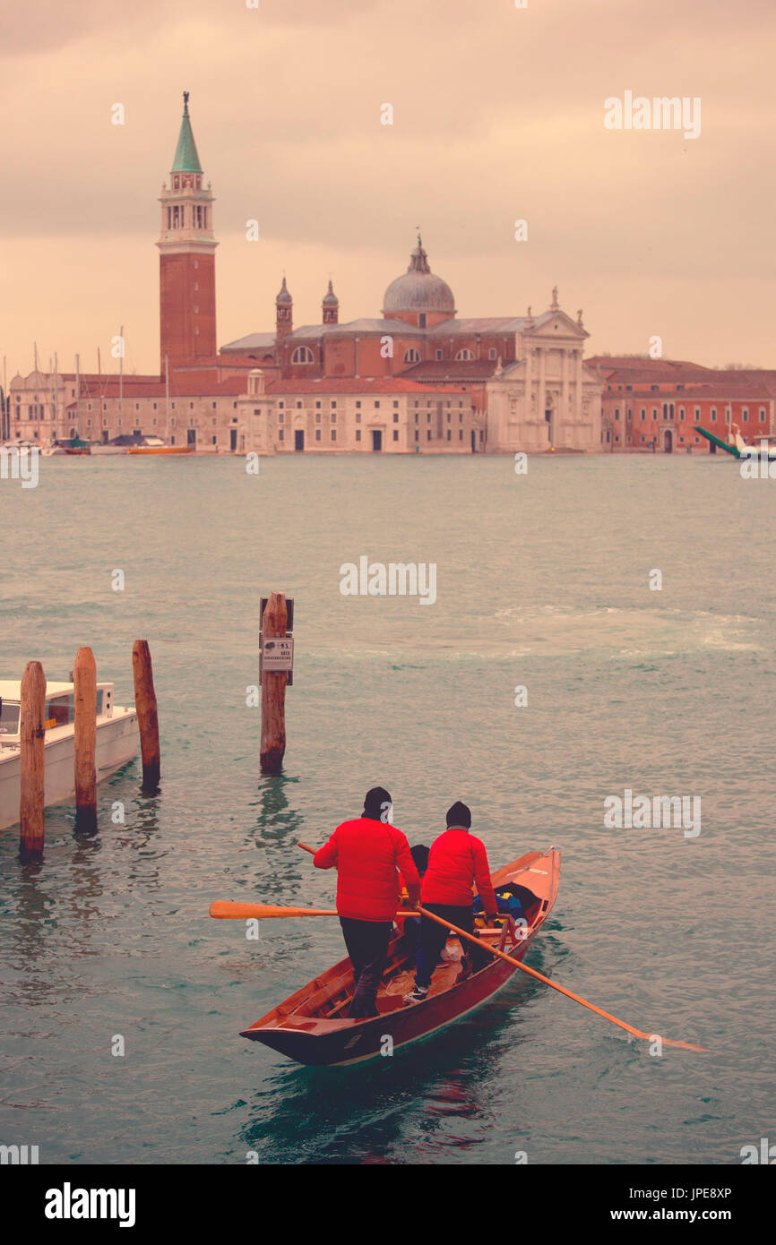 Europa, Italien, Veneto, Venedig Gondolieren maskiert Segeln in Richtung Kanal von Venedig Stockfoto