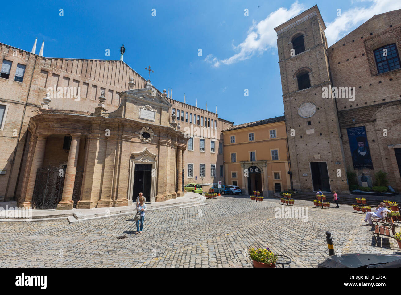 Blick auf die alten Kirchen und historischen Gebäude des mittelalterlichen Stadtkerns Macerata Marche Italien Europa Stockfoto