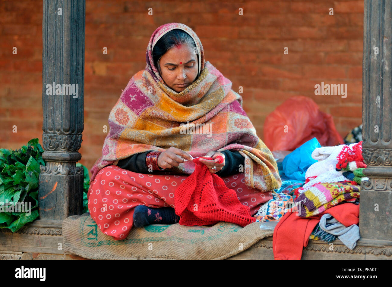 Frau, die arbeitet und verkauft ihre Handarbeiten aus Wolle, Nepal Stockfoto