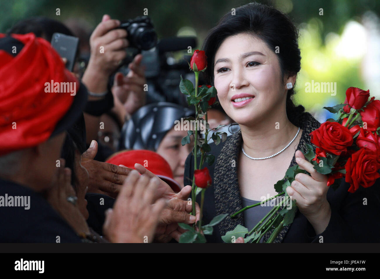 Bangkok, Thailand. 1. August 2017. Ehemaligen thailändischen Ministerpräsidenten Yingluck Shinawatra Auring A rechtskräftigen gerichtlichen Anhörung im Prozess gegen Fahrlässigkeit dürfte Yingluck, verdrängt, steht vor einem Jahrzehnt im Gefängnis in einem Fall von ihren Anhängern als politisch motivierte geißelte. Bildnachweis: Vichan Poti/Pacific Press/Alamy Live-Nachrichten Stockfoto