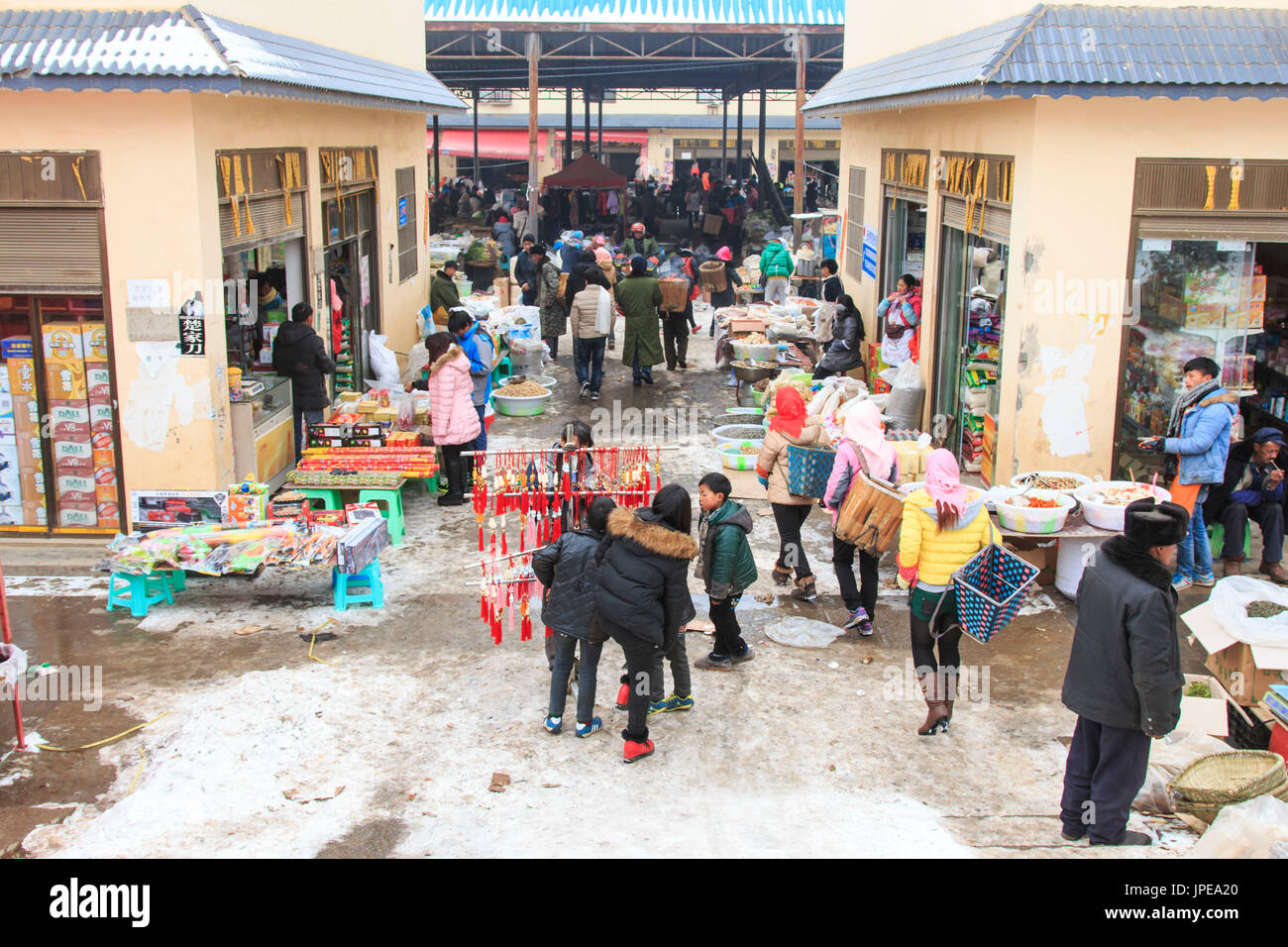 Menschen in einem lokalen Markt der Da Shan Bao, China kaufen und verkaufen Stockfoto