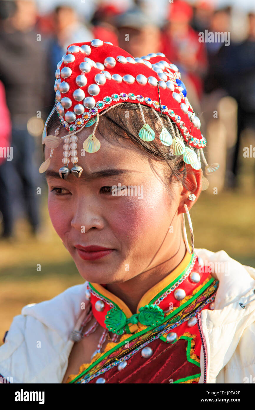 Chinesische Frau in alten chinesischen Kleidung während der Heqing Qifeng Birne Blumenfest, China Stockfoto