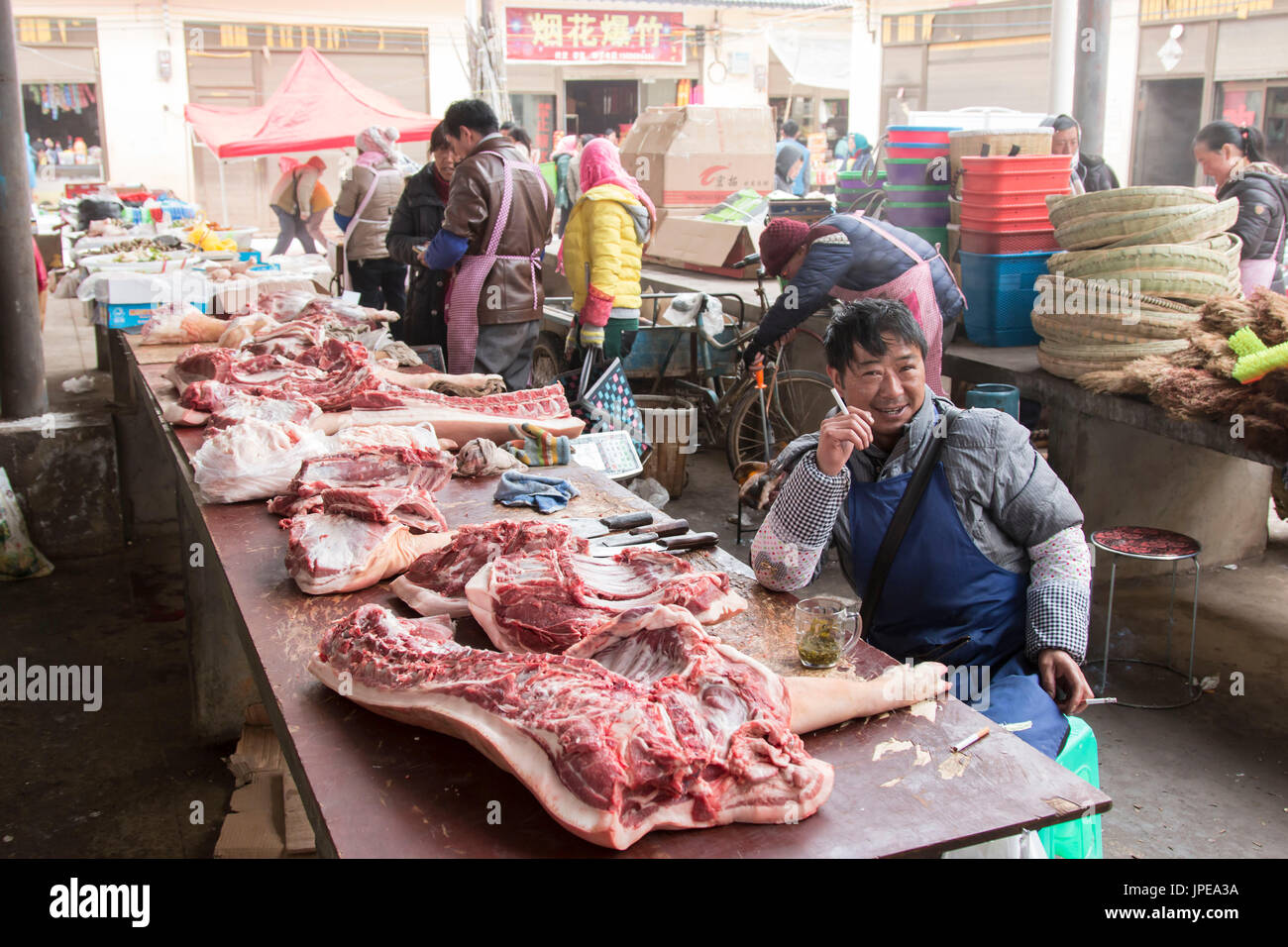 Menschen in einem lokalen Markt der Da Shan Bao, China kaufen und verkaufen Stockfoto