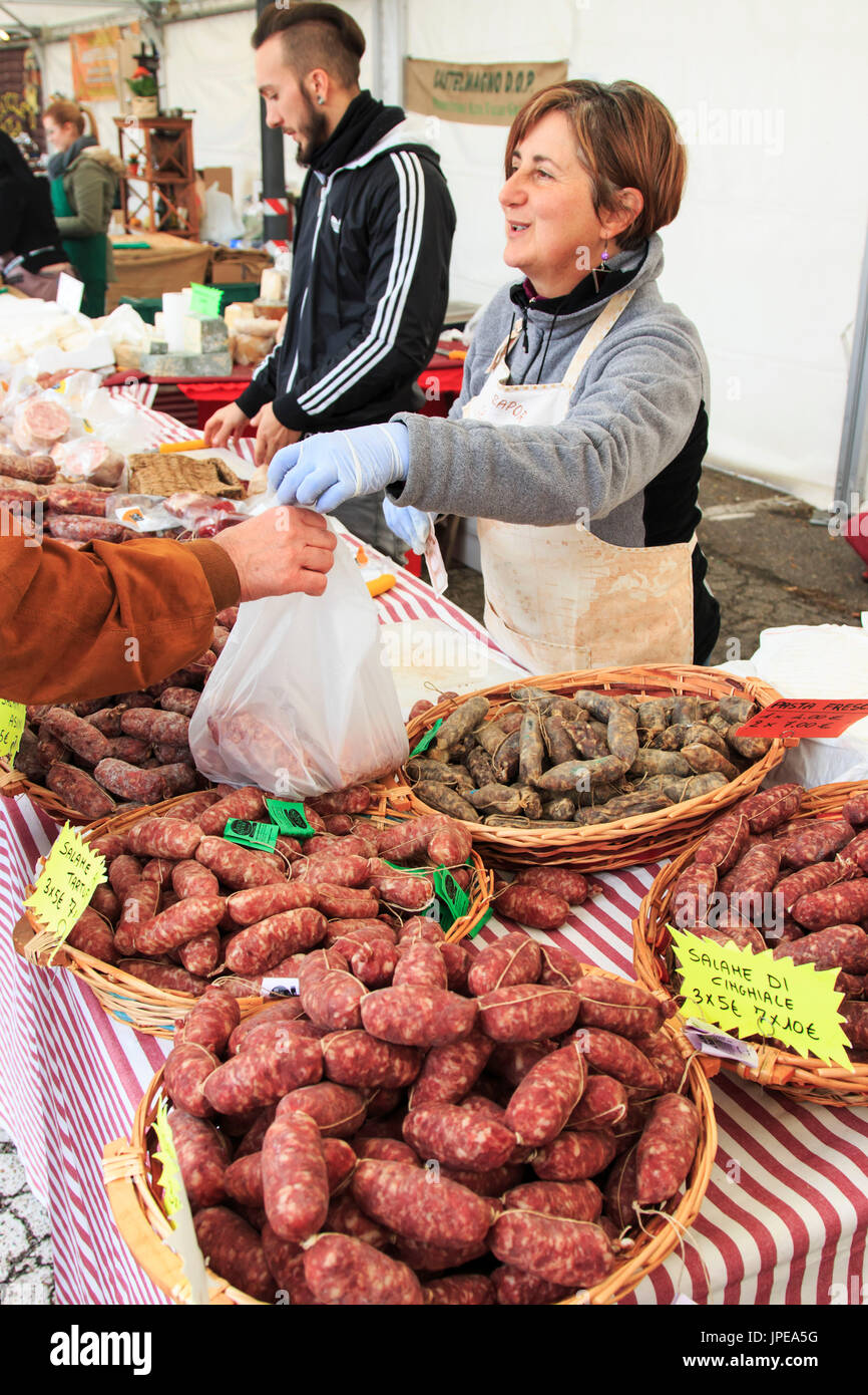 Nahaufnahme der italienische Salami mit relativen Preisschilder in Moncalvo Trüffel fair, Italien Stockfoto