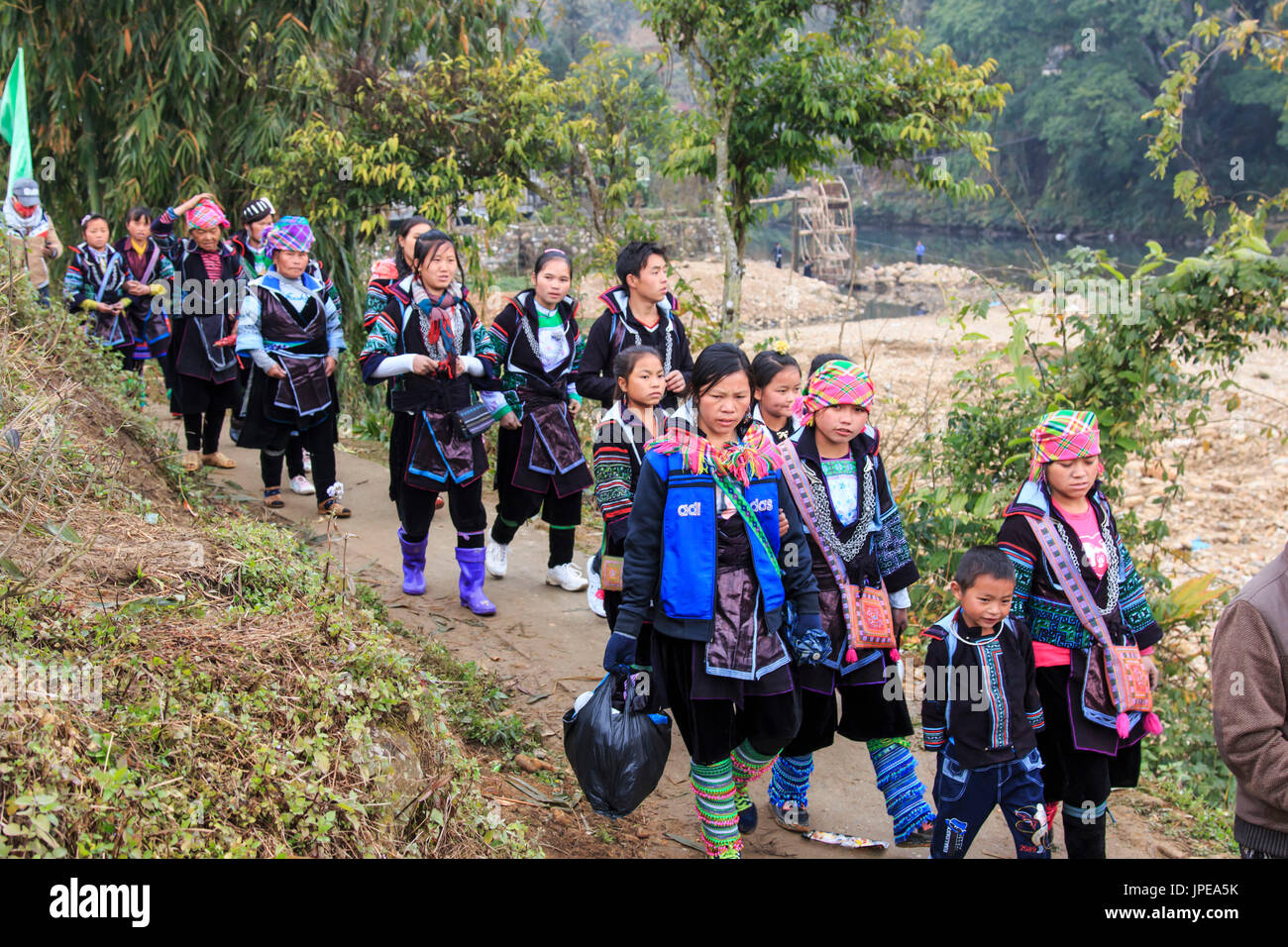 Aborigines von den Bergen von Sapa, in Nord-Vietnam, mit ihrer traditionellen Kleidung gekleidet und in ihrem Dorf zu Fuß Stockfoto