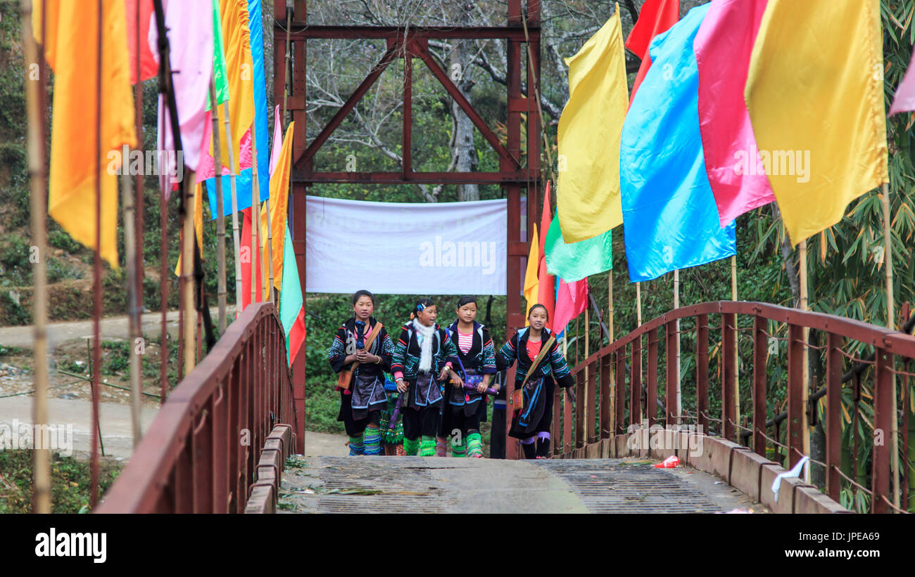 Aborigines von den Bergen von Sapa, in Nord-Vietnam, mit ihrer traditionellen Kleidung gekleidet und in ihrem Dorf zu Fuß Stockfoto