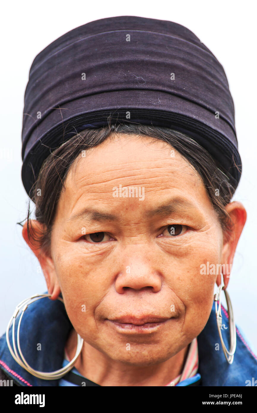 Porträt einer indigenen Frau der Berge von Sapa in Nordvietnam, gekleidet mit Trachtenmode Stockfoto