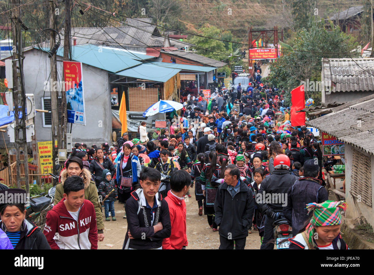 Aborigines von den Bergen von Sapa, in Nord-Vietnam, mit ihrer traditionellen Kleidung gekleidet und in ihrem Dorf zu Fuß Stockfoto