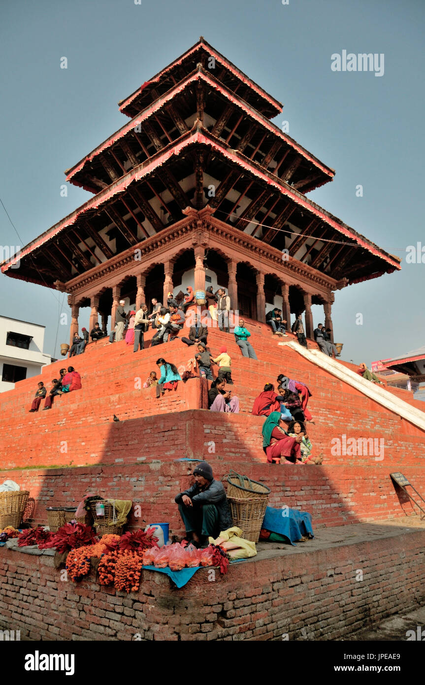 Tempel in Durbar Square Square, wo Menschen vor Ort sind in der Sonne entspannen oder waren an Passanten verkaufen. Khatmandu, Nepal. Stockfoto