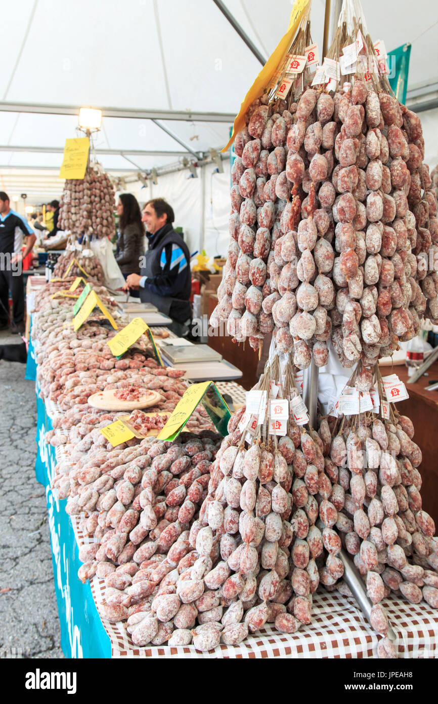 Nahaufnahme der italienische Salami mit relativen Preisschilder in Moncalvo Trüffel fair, Italien Stockfoto