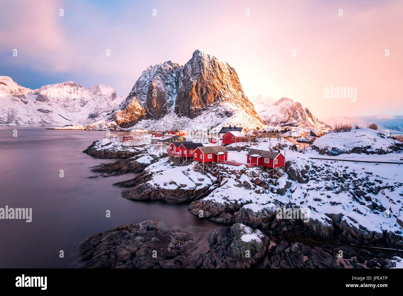Hamnoy, Lofoten Inseln, Norwegen. Winter-Ansicht bei Sonnenaufgang Stockfoto