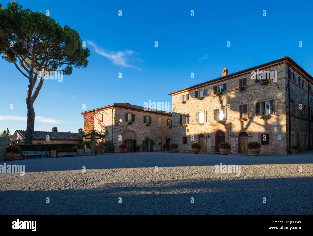 Borgo San Felice Relais & Châteaux durch die letzte Sonne des Tages beleuchtet. San Felice, Castelnuovo Berardenga, Toskana, Provinz Siena, Toskana, Italien, Europa Stockfoto