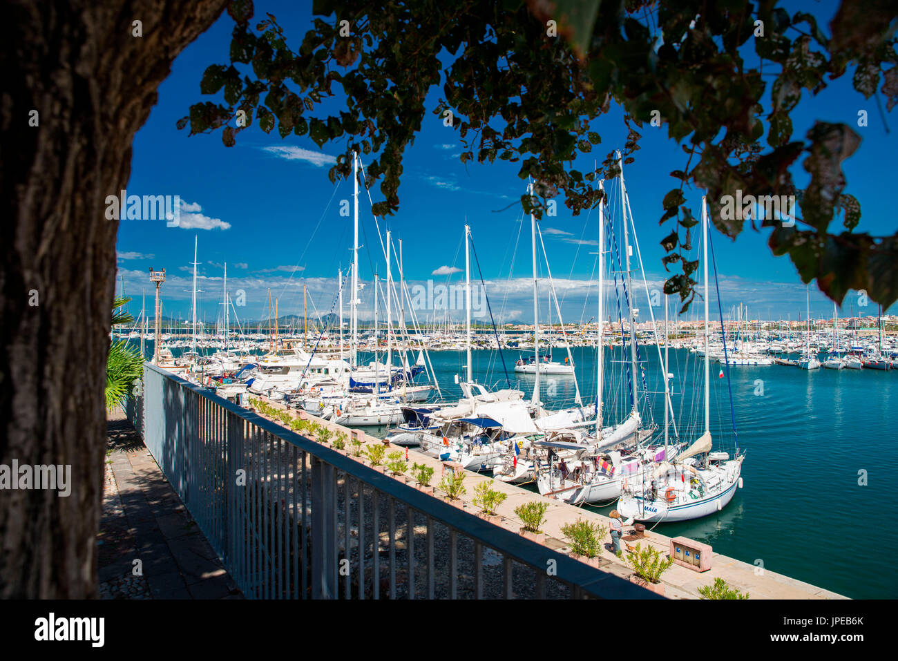 Hafen von Alghero, Sassari Provinz, Sardinien, Italien, Europa. Stockfoto
