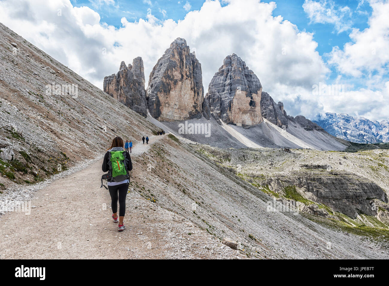 Frau Wanderer Wagen um die drei Zinnen von Lavaredo zu entdecken. Sextner Dolomiten Trentino Alto Adige Italien Europa. Stockfoto