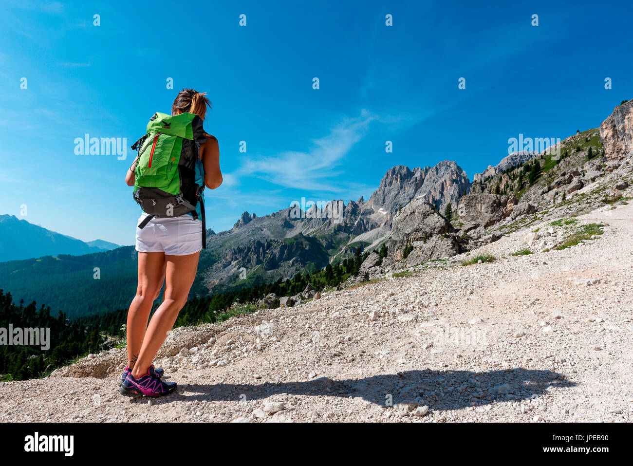 Italien, Trentino Alto Adige, Val di Fassa, Wanderer auf seinem Weg Stockfoto