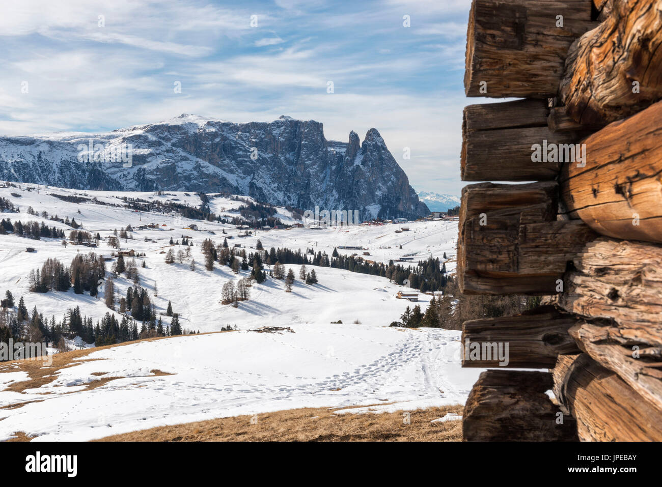 Urige Hütten der Dolomiten steht die Landschaft des Schlerns Gruppe. SEIS. Westlichen Dolomiten. Trentino Alto Adige. Italien. Europa Stockfoto