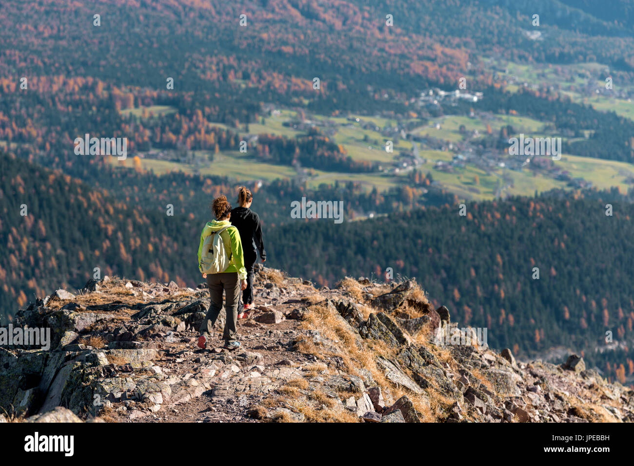 Italien, Trentino Alto Adige, Nonstal, zwei Frauen Wanderer Abstieg von der Oberseite des Luco montieren. Stockfoto