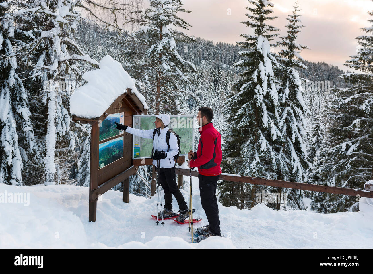 Schneeschuh-Wanderer-Look auf der Karte vor fortfahren Mendelpass. Nonstal, Trentino Alto Adige, Italien, Europa. Stockfoto