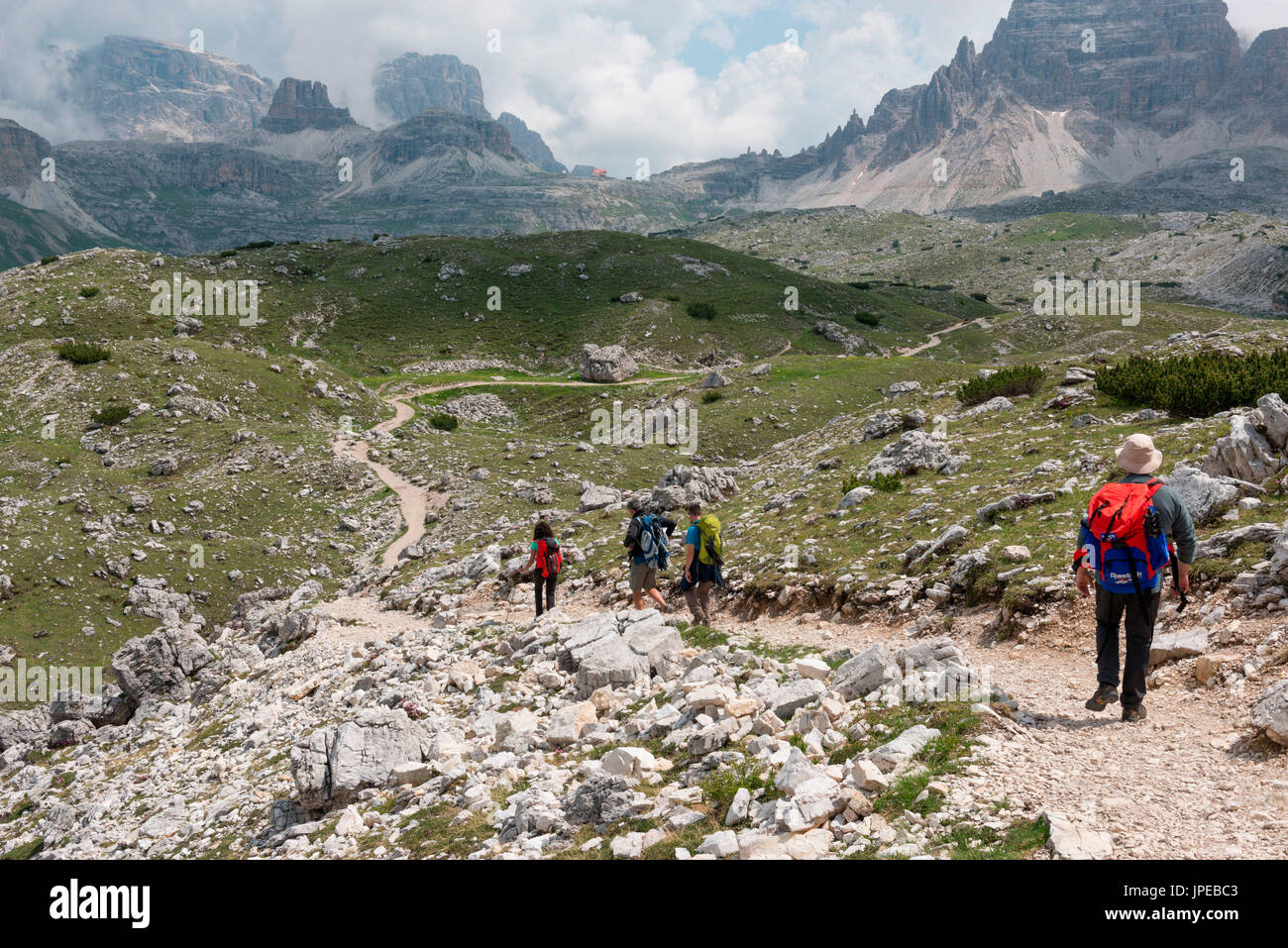 Europa, Italien, Dolomiten, Belluno, Bozen. Tre Cime di Lavaredo. Wagen, die Locatelli Hütte entdecken Wanderer. Stockfoto