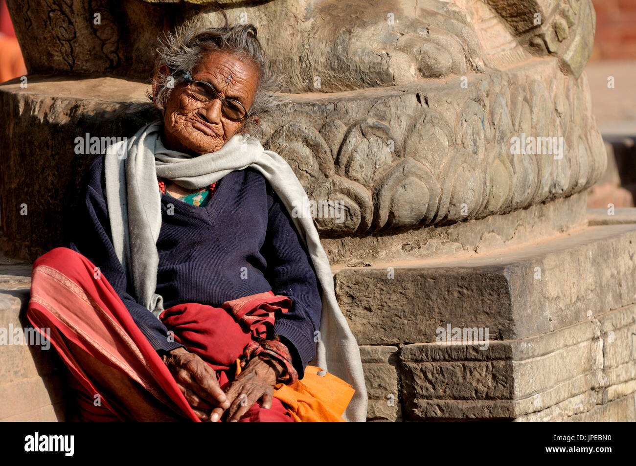 Nepal ist eines der ärmsten Länder der Erde ist es üblich Agl zu finden 'angoli die Straßen oder auf den Stufen der Tempel mehrere Bettelmönch für Nächstenliebe an Passanten zu fragen Stockfoto