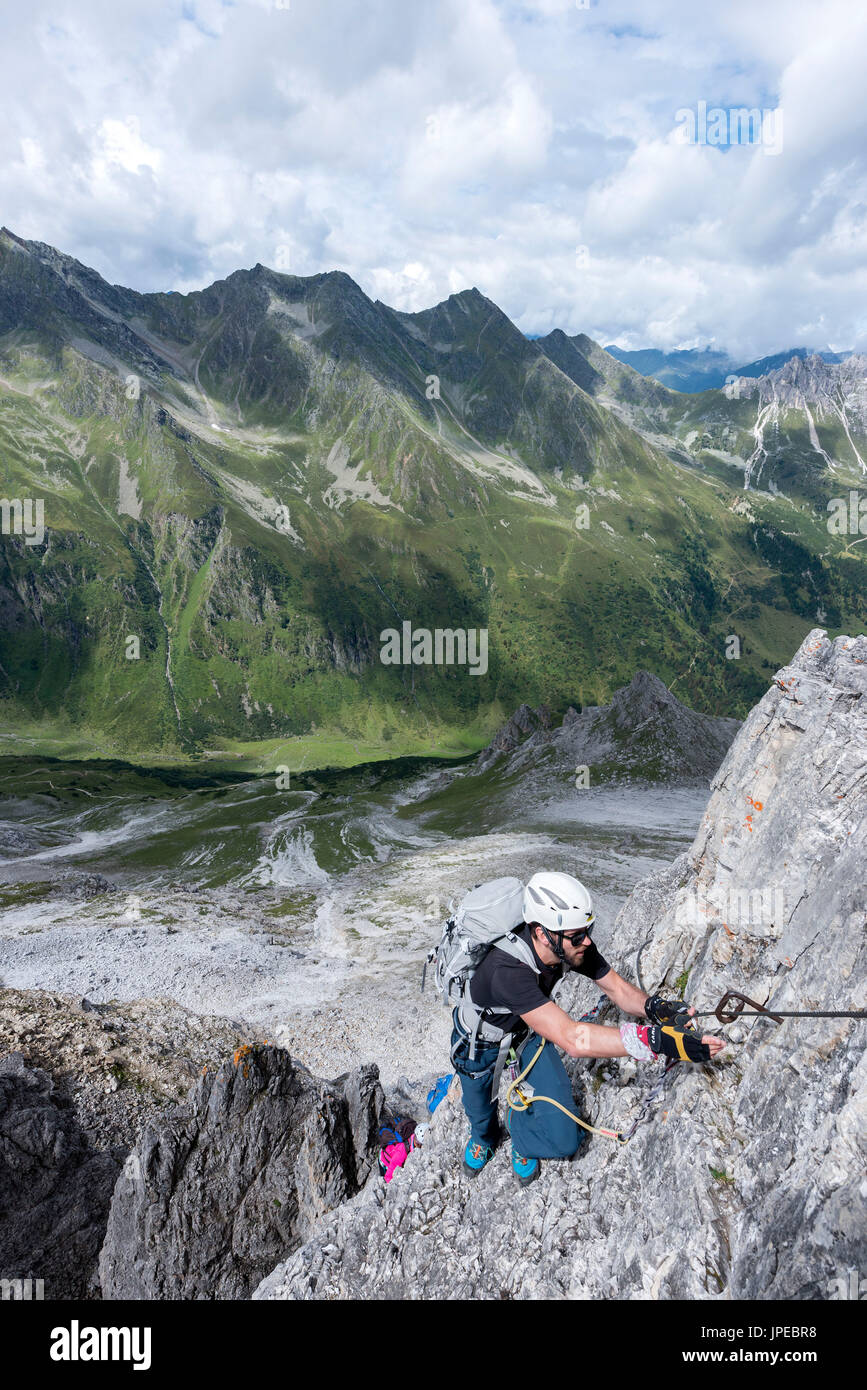 Stubaier Alpen, Tirol, Österreich. Bergsteiger auf den Klettersteig von der Ilmspitze. Stockfoto