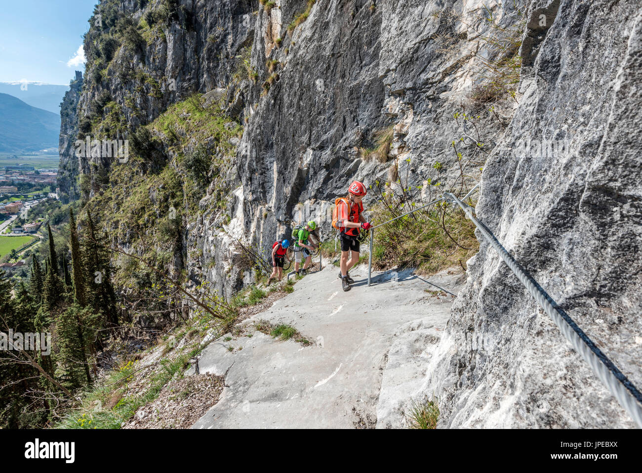 Arco, Provinz Trento, Trentino, Italien. Bergsteiger auf den Klettersteig Colodri Stockfoto