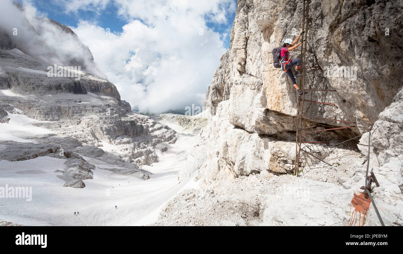 Ein Blick auf ein Wanderer aus einem senkrechte Leiter gehen, an der berühmten Via Ferrata "bocchette" in den Brenta Gruppe, Trient Provinz, Trentino Alto Adige, Italien, Europa, Stockfoto