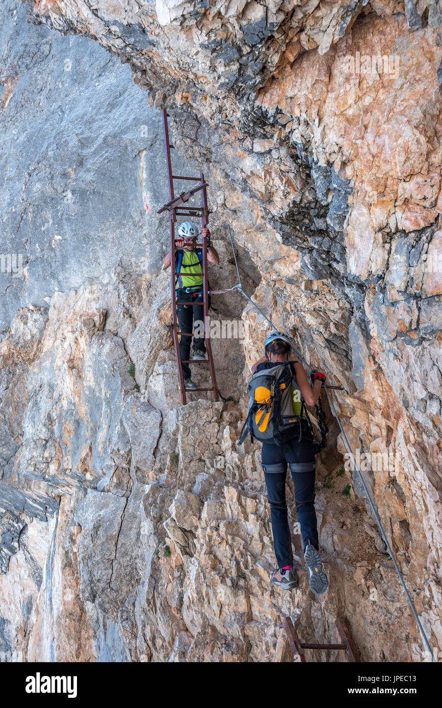 Sorapiss, Dolomiten, Veneto, Italien. Bergsteiger auf den Klettersteig Berti Stockfoto